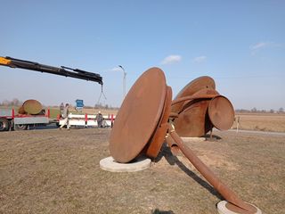 L’installazione della scultura di Elio Garis