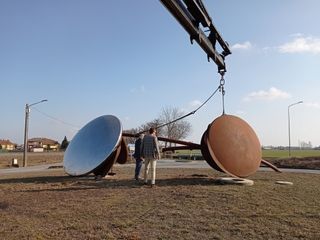 L’installazione della scultura di Elio Garis