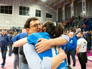 L’abbraccio tra il main sponsor Enrico Galleano e Yasmina Akrari (foto di Christian Bosio)