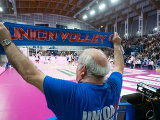 Nino Rossi con la sciarpa dell’Union Volley (foto di Christian Bosio)
