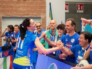 Vittoria Prandi tra i tifosi (foto di Christian Bosio)