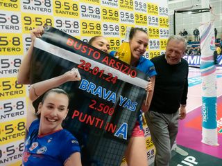 Akrari mvp festeggia i 2.500 punti in A raggiunti a Busto Arsizio (foto di Christian Bosio)
