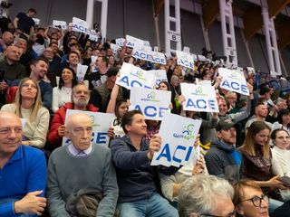 Il pubblico festeggia l’ace (foto di Christian Bosio)