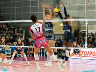 Smarzek contro il muro di Sylla e Kurtagic (foto di Christian Bosio)