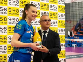 Ungureanu riceve il premio di mvp dal Ds Cicchiello (foto di Christian Bosio)