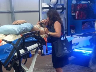 Eleonora Pertusio accoglie Mattia Vignolo appena prima che venga portato all'Ospedale Niguarda di Milano Eleonora Pertusio accoglie Mattia Vignolo appena prima che venga portato all'Ospedale Niguarda di Milano
