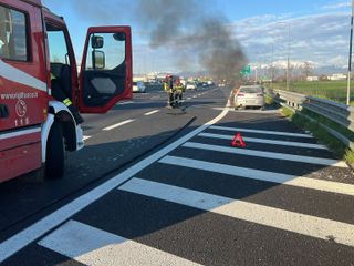 Auto in fiamme lungo la tangenziale di Torino