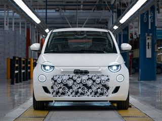 Assemblati i primi esemplari della 500 ibrida a Mirafiori