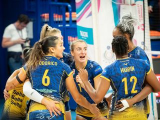 Le monvisine festeggiano un punto (foto di Christian Bosio)