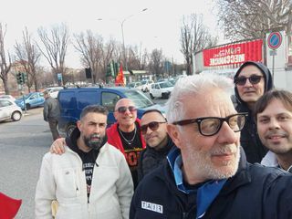 Presidio davanti alla Porta 2 di Mirafiori questa mattina