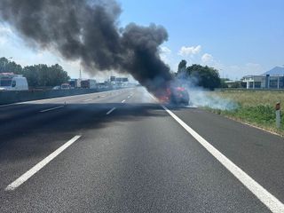 Auto in fiamme lungo la tangenziale di Torino Auto in fiamme lungo la tangenziale di Torino
