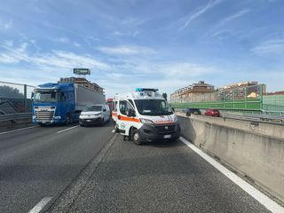 Incidente con quattro vetture coinvolte in corso Francia Incidente con quattro vetture coinvolte in corso Francia