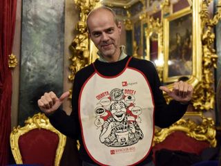 Sergio Ponchione autore del bavaglione Quarta Dose Sergio Ponchione autore del bavaglione Quarta Dose