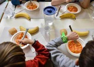 Pane e olio ai bimbi che non pagano mensa scuola, è polemica