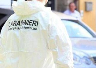 Donna trovata morta in casa a Legnano, uccisa da coltellata alla schiena Donna trovata morta in casa a Legnano, uccisa da coltellata alla schiena