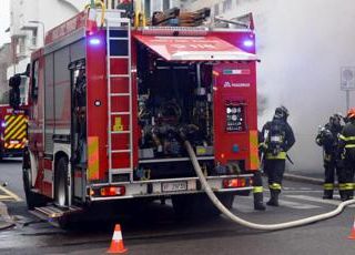 Incendio in un palazzo a Milano, 15 persone in ospedale