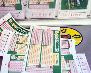 Superenalotto, numeri combinazione vincente oggi 14 febbraio