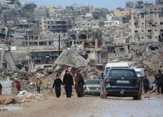 Hamas fa marcia indietro su stop rilascio ostaggi. Ma Israele circonda Gaza