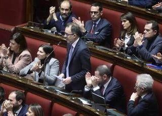 Santanchè e caso Visibilia, opposizioni puntano Meloni: &quot;È ricattata dalla ministra?&quot;
