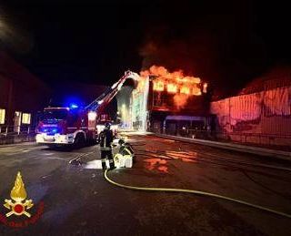 Reggio Emilia, incendio in stabilimento Inalca: &quot;Chiudere le finestre&quot;