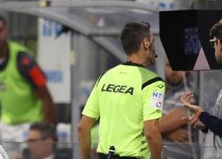 Calcio, a cosa serve il Var se non può intervenire su un errore clamoroso?