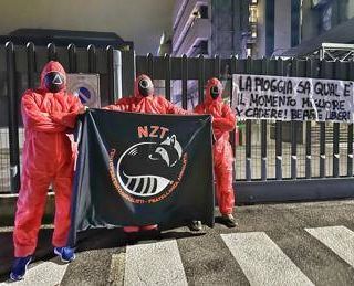 Verona, mascherati da Squid Game animalisti protestano contro vivisezione dei beagle
