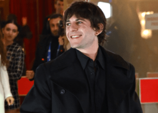 Sanremo 2025, Rkomi chi è: l'assenza del papà, il flirt con Paola Di Benedetto e il nome d'arte