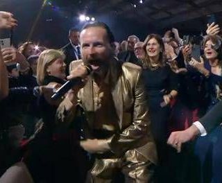 Sanremo 2025, all'Ariston è Jovanotti show: il bacio alla figlia Teresa