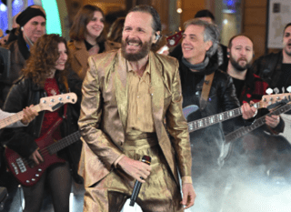 Sanremo 2025, caos Jovanotti: signora tenta di bloccarlo e baciarlo