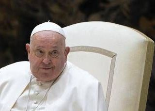 Papa Francesco, dal ginocchio all'operazione all'addome: tutti i problemi di salute