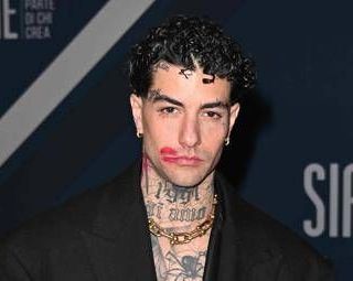 Sanremo 2025, Tony Effe e il 'caso collana': divieto per prodotti riconoscibili