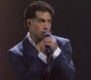 Sanremo 2025, Tony Effe senza collana (ma con anelli)