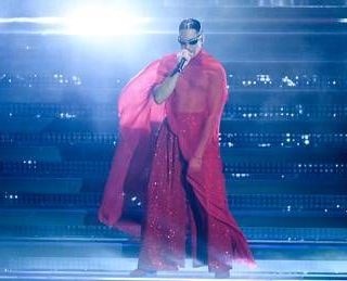 Sanremo 2025, Mahmood in rosso fuoco: il medley travolgente all'Ariston