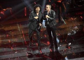 Sanremo 2025, Kekko bacia Renga dopo l'esibizione: &quot;Quanti punti sono?&quot;