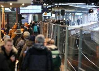 Attacco con coltello alla stazione di Amburgo, 39enne sospetta ammette: "Sono stata io" Attacco con coltello alla stazione di Amburgo, 39enne sospetta ammette: "Sono stata io"