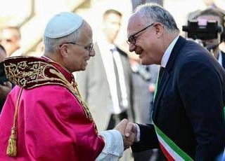 Roma, Papa Leone XIV in Campidoglio: "Per voi e con voi sono romano" Roma, Papa Leone XIV in Campidoglio: "Per voi e con voi sono romano"