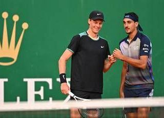 Sinner, preparativi per debutto ad Halle tra sorrisi e palleggi con Sonego - Il video