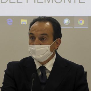 Il governatore del Piemonte, Alberto Cirio, con la mascherina