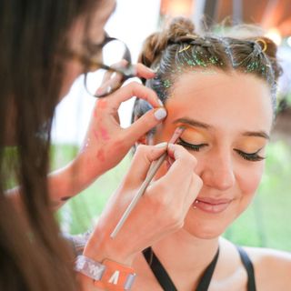 Torino, Kappa FuturFestival: con 50 giovani nel beauty bar della vip lounge nascono le tendenze make-up &amp; hair della Generazione Z