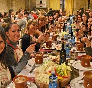 Si stanno per accendere i fujot: ecco tutto quello che c'è da sapere sul Bagna Cauda Day 2024