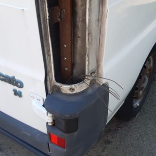 Il pulmino danneggiato