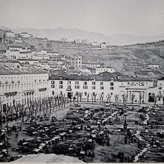 La facciata del municipio attuale di Pinerolo a fine Ottocento