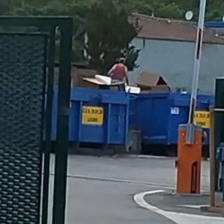 La persona tra i container