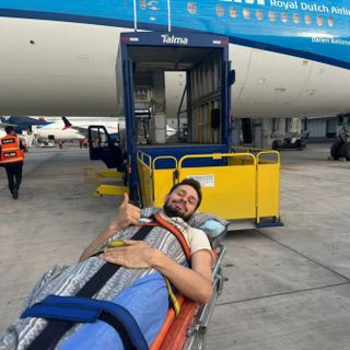 Mattia Vignolo in barella all'aeroporto di Lima in attesa di essere imbarcato sul volo della compagnia olandese Klm