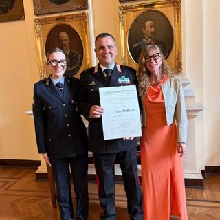 Il comandante Di Marco con la moglie Monica e la figlia Giada alla cerimonia