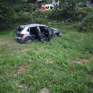 Auto si ribalta sulla strada di fondovalle tra Torre Pellice e Angrogna: coinvolti cinque ragazzi