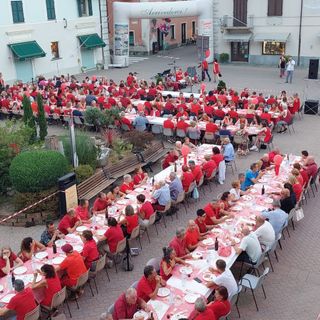 La cena in rosso in piazza Sforzini
