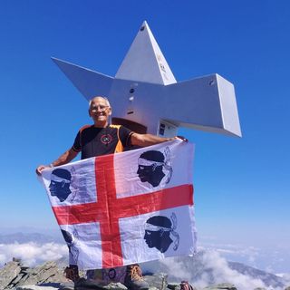 Giuseppe Mei sul Viso Mozzo con la bandiera della Sardegna