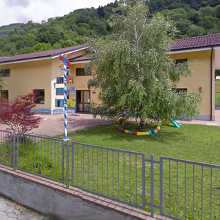 L’edificio della materna, dove al primo piano si trovano gli studi medici