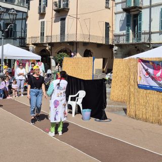 Una gag della giornata del naso rosso di maggio